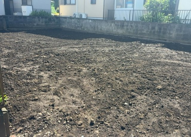 土地の面積＝住宅面積ではありません。建ぺい率の問題などで、土地のある場所によって住宅を建てられる面積は限られています。高さもしかり、「土地」という言葉の中には、建築条件も含まれると考えておきましょう。