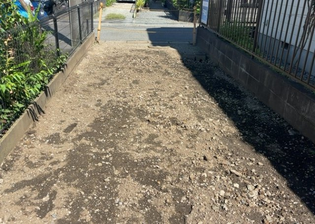 家を建てる場合、方位は要チェックです。現実的に日当たりのよい家ならばリビングは南側、建築基準法でも北側に当たる家への配慮は求められています。土地を見学に行く際は、方位磁針を持って行くようにしましょう。