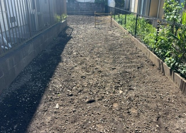 土地の前の道路に消火栓が設置されていることがあります。この場合、道路交通法第45条第1項により、駐車禁止の場所が指定されています。そのため、車庫などの駐車スペースをつくることができない場合があります。