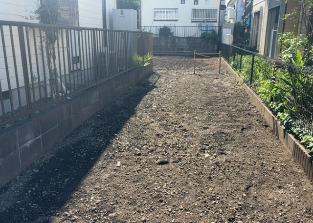 現地に行くなら、物件の周囲の地形がどうなっているかを見ることも大切です。周辺より低くなっている土地では、大雨などで水が集まりやすいため、地盤が弱くなっているということも考えられるため、注意が必要です。