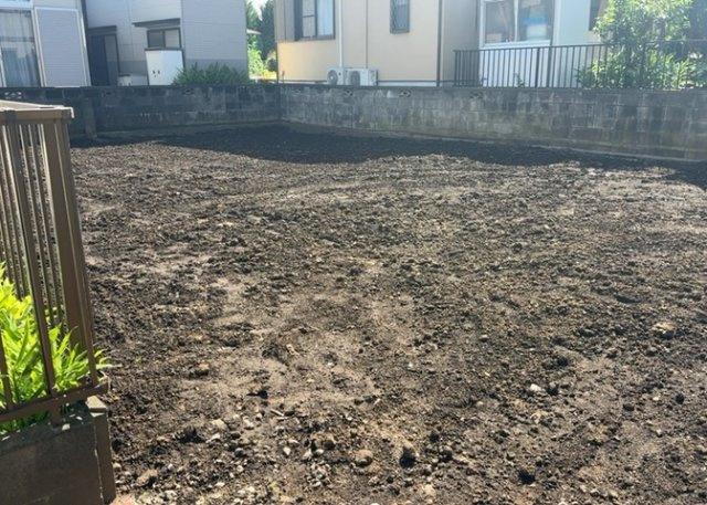 土地購入を検討されている場合、境界杭がない状態で購入してしまうと境界確定測量をする必要があり、費用がかかります。購入の前に、売主、隣土地所有者立ち合いのもと境界を確定し境界杭を設置するのがベストです。