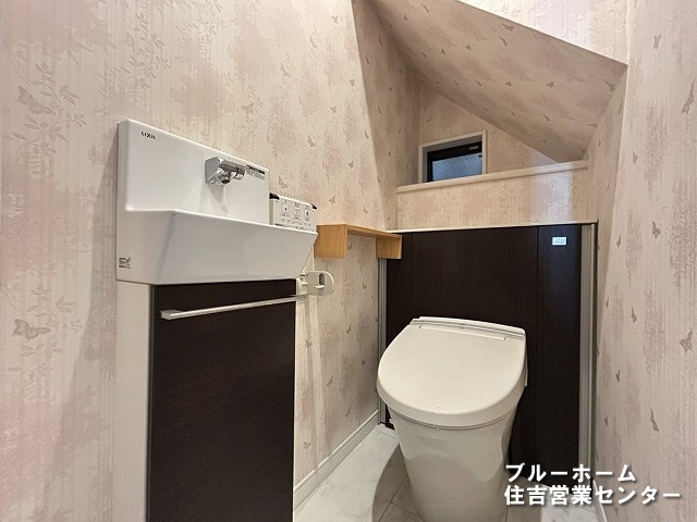 ■1階にあるトイレです！　■タンクレスなのでスッキリとしています！