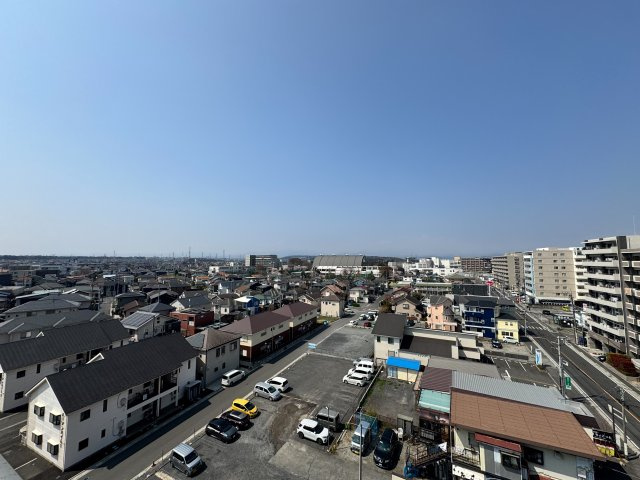 周囲に高い建物がなくのびやかな眺望が広がる心地よい住環境。窓を開ければ自然の風が通り抜け開放感ある暮らしを楽しめます。　