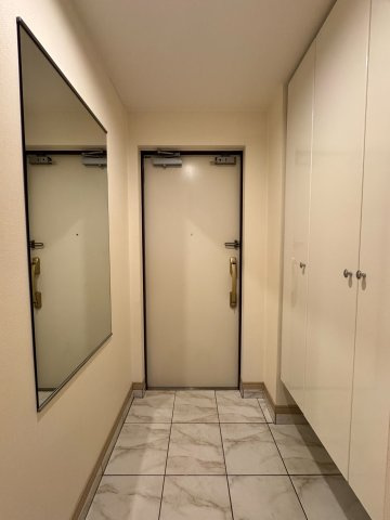 家の第一印象を決めるエントランスはいつもキレイにしておきたいもの。そこで玄関にはご家族の靴等すっきりと整理できる収納スペースを確保しました！綺麗な玄関でお客様をお出迎えしましょう♪　