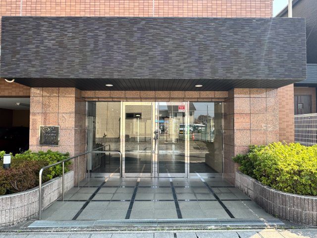 毎日を迎えてくれるエントランスは落ち着いたデザインで高級感のある空間。帰宅のたびに気分が上がる上質な共用スペースです。　