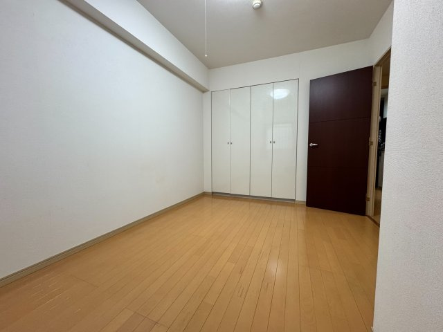 すっきりとしたつくりで、どんなインテリアにも馴染む洋室。収納とのバランスもよく、日常生活が自然と整う使い勝手の良い一部屋です。　