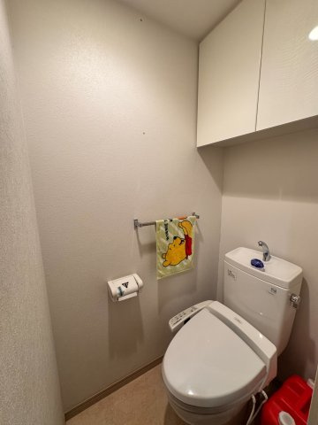トイレは温水洗浄便座付です。上部には収納付。トイレットペーパー等、買い置きもしやすそうです。　