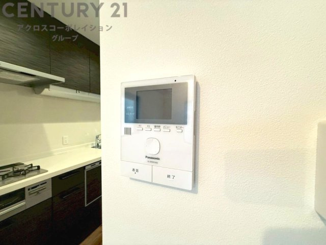 訪問者が来たときにテレビ画面で確認できるため、安心してドアを開けられます。録画機能があるものもあり、留守中に来訪者を記録しておくことができます。利便性が高く、セキュリティ面でも安心です。