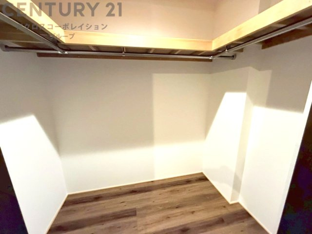 収納力が高く洋服や小物を整理しやすく、更衣室のように使え、部屋がすっきり保てます。収納の配置を自由に調整でき、換気性が良く防湿・防虫対策も可能。快適で機能的な生活空間を実現できます♪
