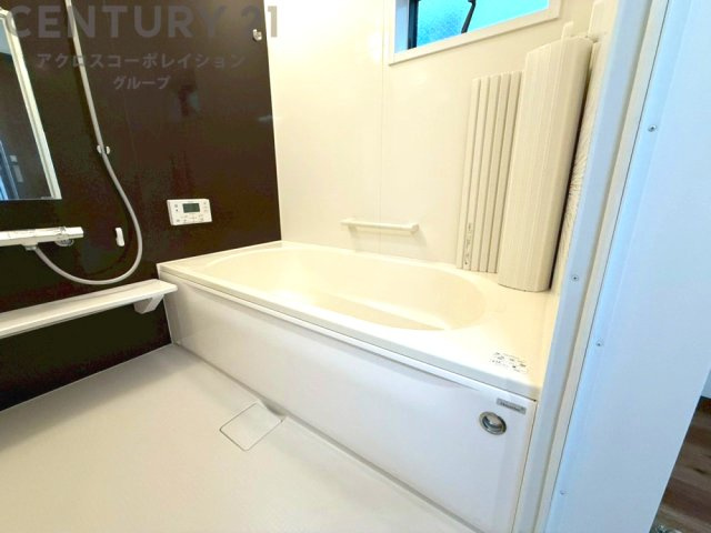 ユニットバスは省スペースでありながら、シンプルな設計と使いやすさを備え、簡便なメンテナンスが可能です。またミラー・小物置き場もあり便利です。