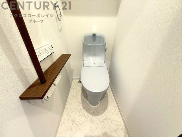 温水洗浄便座付トイレは温水洗浄機能により、暖かい水でおしりを洗浄することができ、冷たい水を使う従来の便座に比べ、温水洗浄機能で暖かいトイレを提供し、快適な使用を可能にします。