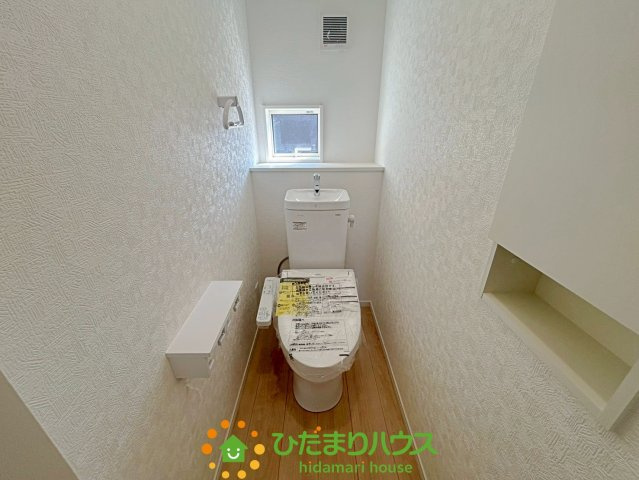 明るく清潔感のあるトイレで、毎日気持ちよく使えそうですね！