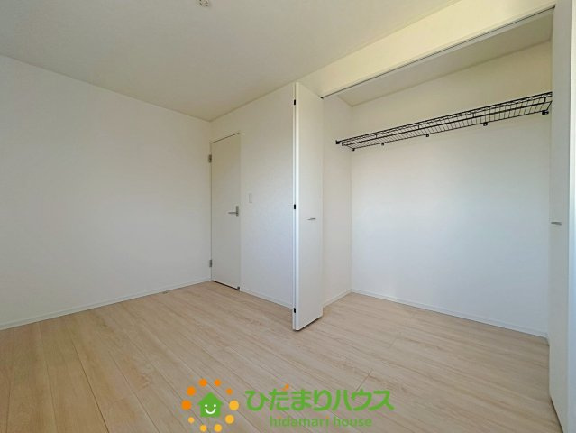 家族の暮らしに寄り添った、機能的で便利な収納スペースですね！