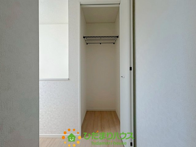 家族の暮らしに寄り添った、機能的で便利な収納スペースですね！