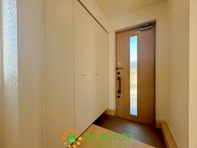 家族やお客様を気持ちよく迎えられる、明るく素敵な玄関ですね！