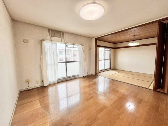 南側の窓からの日差しがリビングの隅々までしっかりと届きます！