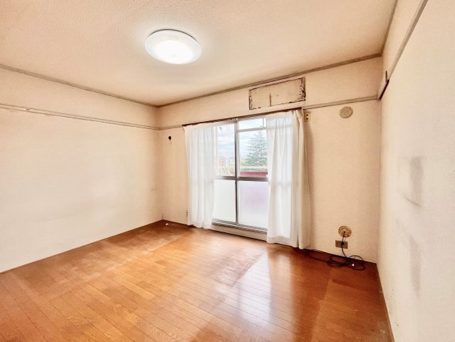 バルコニーに面した大きな窓は、お陽さまの光とさわやかな風をたっぷりとりこめます。