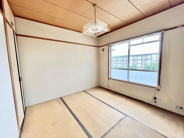 伝統的な日本情緒のある、温かみと落ち着きが感じられる和室です。