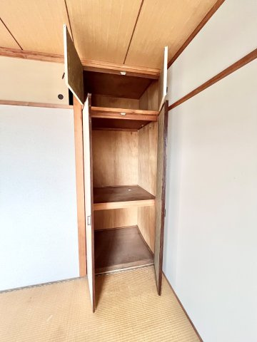 リビングには和室が隣接しています。小さなお子様のお休み場所としても活躍してくれる多目的な空間です。