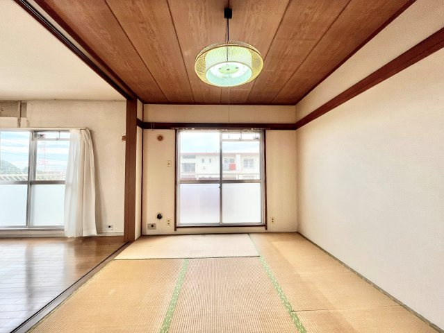 日当たり良好なリビング。隣接する和室の戸を開ければより開放的！是非、見て下さい。