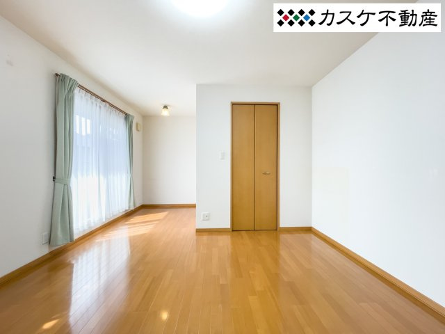2階10帖の主寝室です。南窓・ベランダに面しており快適な空間になっています。約1坪のWICは窓と扉つきです。