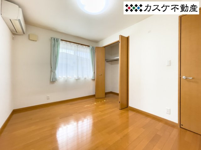 2階洋室の子ども部屋です。それぞれ収納付きの6帖です。どちらも内装や床も非常に綺麗な状態です。