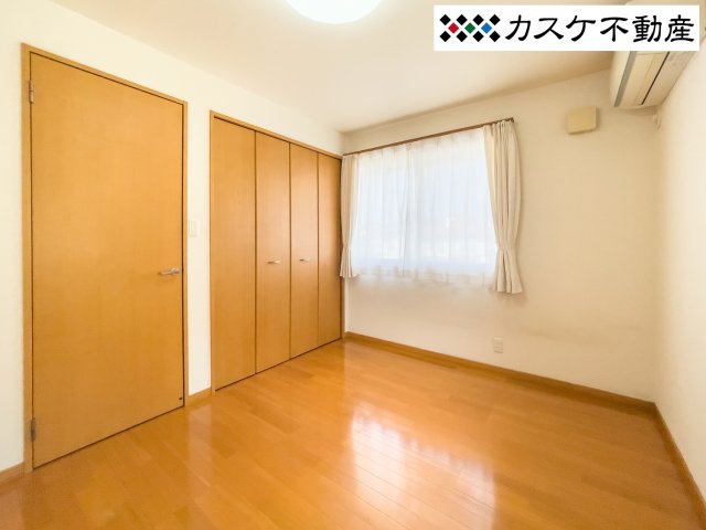2階洋室の子ども部屋です。それぞれ収納付きの6帖です。どちらも内装や床も非常に綺麗な状態です。