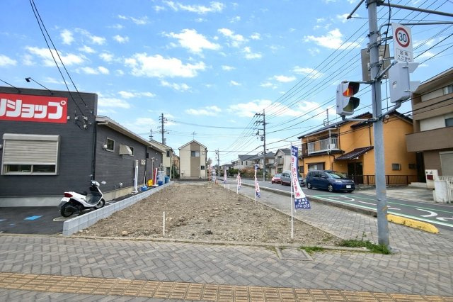 三方角地につき開放感があり、陽当たり・通風ともに良好。約41坪のゆとりある敷地でプランニングしやすい売地です。