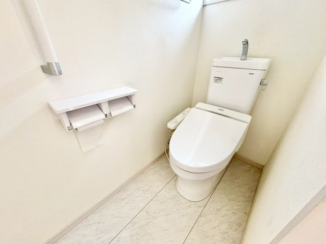 自然光と換気がうれしい、窓付きトイレ。
