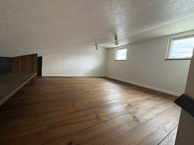 広々とした小屋裏収納は、季節物や普段使わない荷物をしっかりと収納できる便利なスペースです。窓が設けられているため換気や採光も確保されており、こもりがちな空気を循環できる点も安心なポイントです。
