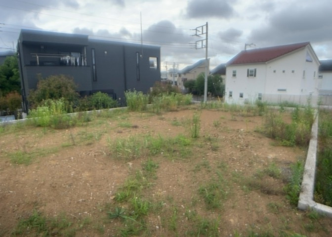 土地の形が極端に長細かったり、狭小地、あるいは道路との高低差がある傾斜地だった場合、後々売ろうとしても買い手がつかない場合もあります。後々、売却することになった時に価値の下がらない土地を選びましょう。