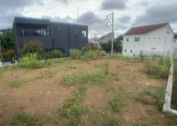 土地の面積＝住宅面積ではありません。建ぺい率の問題などで、土地のある場所によって住宅を建てられる面積は限られています。高さもしかり、「土地」という言葉の中には、建築条件も含まれると考えておきましょう。