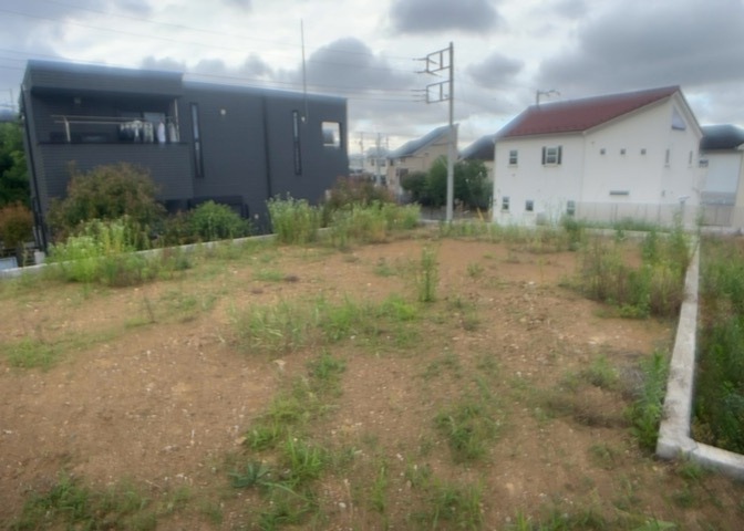 土地を買う際、住む地域の自治体や福祉の補助制度にも注目してみましょう。子供や老人の医療補助やゴミ出しのルールなど、自治体によってルールに大きな違いがあるため、暮らしやすい土地で判断するとよいでしょう。