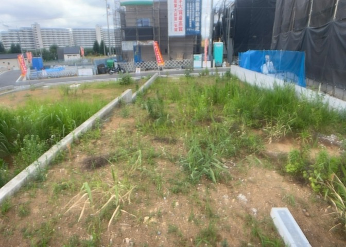 現地に行くなら、物件の周囲の地形がどうなっているかを見ることも大切です。周辺より低くなっている土地では、大雨などで水が集まりやすいため、地盤が弱くなっているということも考えられるため、注意が必要です。
