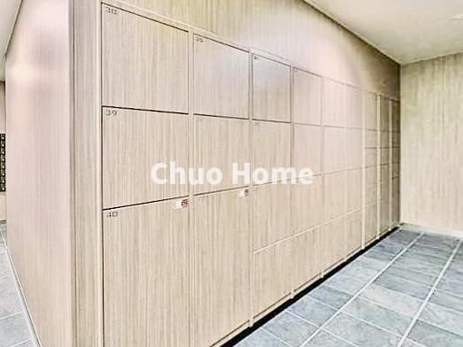 【宅配ボックス】在宅時・不在時に関わらず、居住者の代わりに非対面で宅配物を受け取ってくれる便利な設備です。わかりやすくご説明致しますので見学時にはお部屋だけではなく共用部分もぜひチェックしてください。