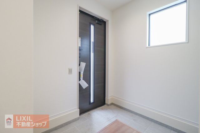 光が差し込む明るいエントランスです☆　大容量のシューズインクローゼットが付いており、　ご家族全員の靴はもちろん、ベビーカー、アウトドア用品、お子様の外遊び道具まですっきりと収納できます！
