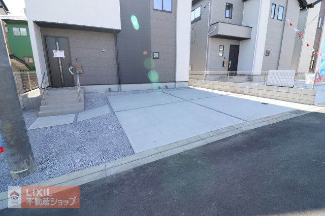 広さにこだわったゆとりのある駐車スペースを確保しています！　ドアを大きく開けてゆったりと乗り降りできるため、小さなお子様がいるご家族も安心です♪