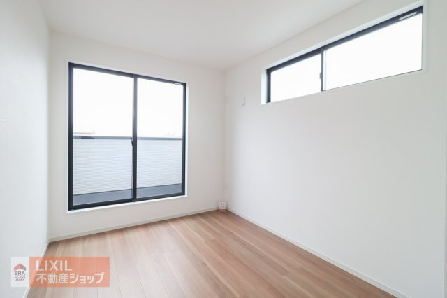 12.8帖の明るい洋室です♪　ウォークインクローゼットがありますので、　衣類はもちろん、バッグや小物、スーツケース等の大きな荷物まで、　全てをまとめて収納できます☆