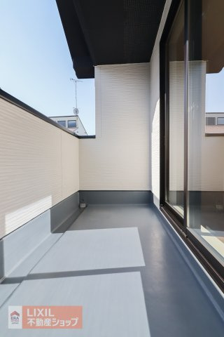 ゆとりのある広めのバルコニーです☆　お布団やシーツ等の大きな洗濯物もストレスなく干せます！