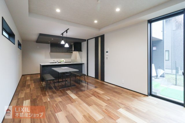 【リビングダイニング】現地完成写真。家族で過ごせるくつろぎの空間