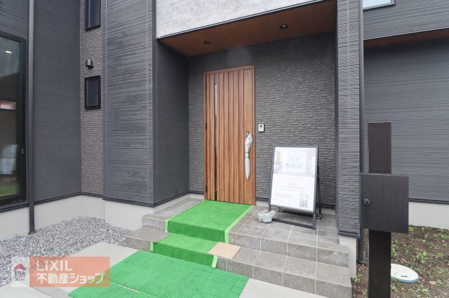【エントランス】現地完成写真。ゆったりとした玄関。奥行きのあるポーチで雨の日も安心です。