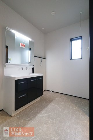 【脱衣所】現地完成写真。洗面脱衣所はゆったりとしたスペースで使いやすいです。