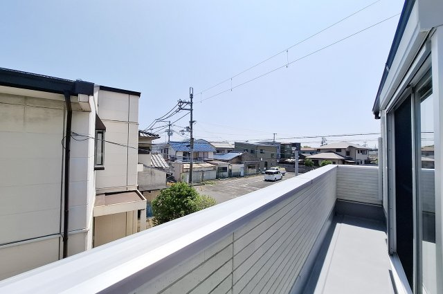 バルコニー：洋室1から出入り可能。洗濯物干しスペースとして活用できます。