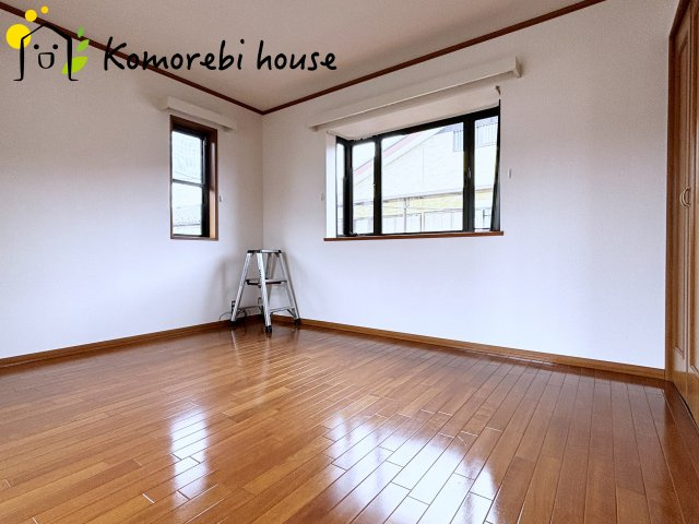 一日の疲れをゆっくり癒せる主寝室は、ベッドを置いてもゆとりある広さが魅力です。