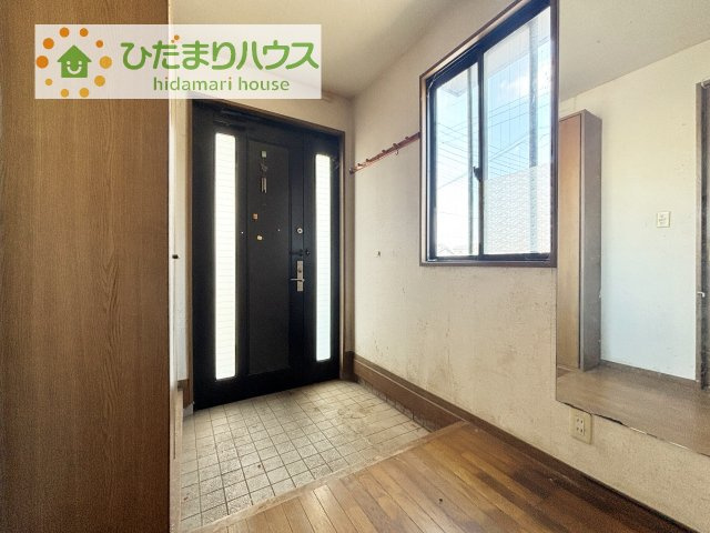 毎日「行ってきます」「ただいま」をいう玄関は明るく光が差し込みます♪