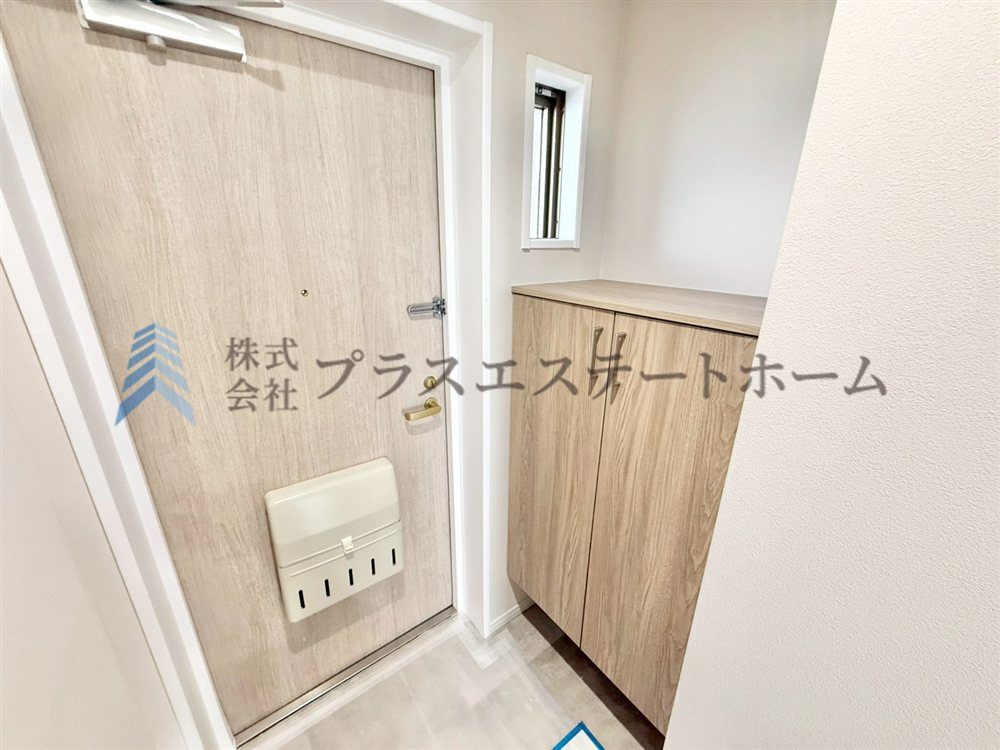 人を迎え入れる最初の場所だからこそ、清潔感がある空間に♪暗くなりがちな玄関に小窓があるのもいいですね
