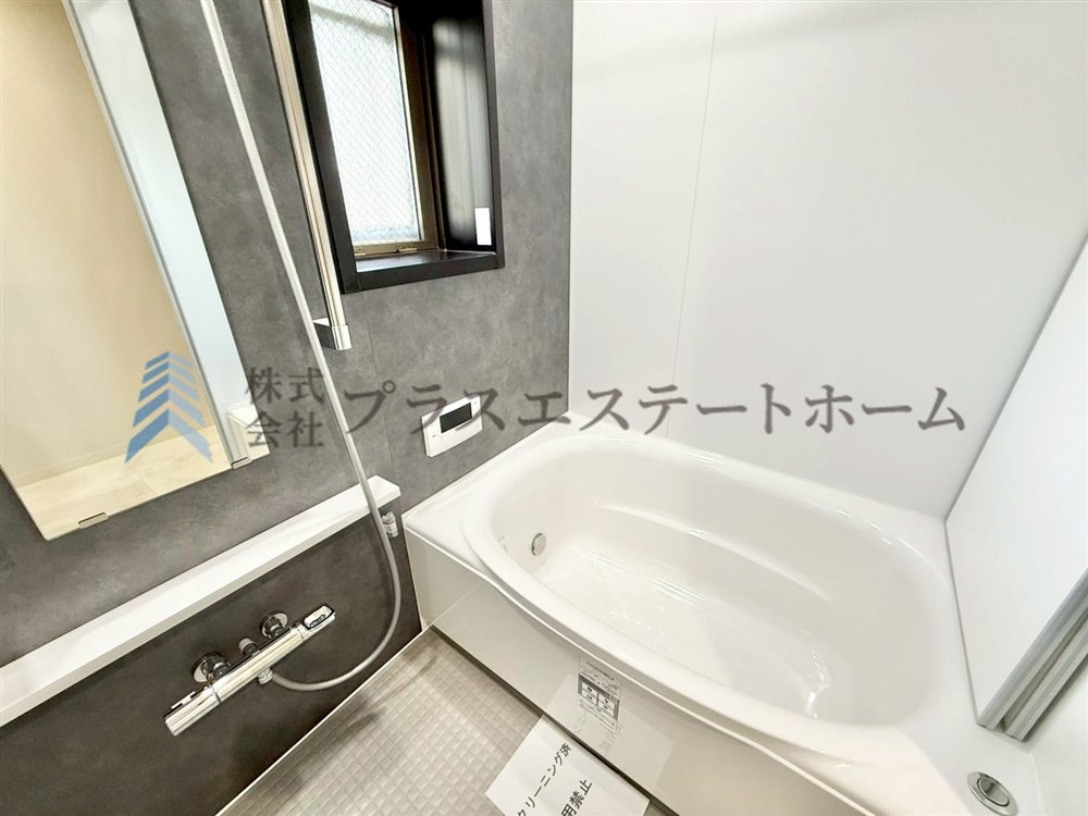 浴室に窓があるのは採光、換気、開放感の向上などの多くのメリットがあります♪