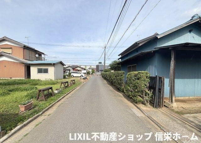 西側から見た前面道路