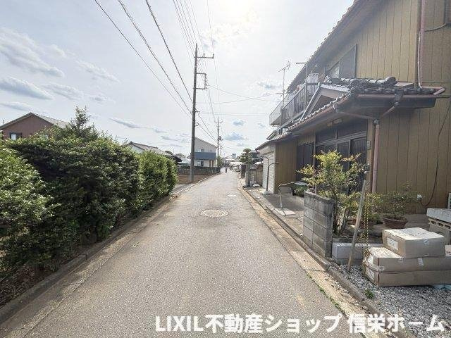東側から見た前面道路