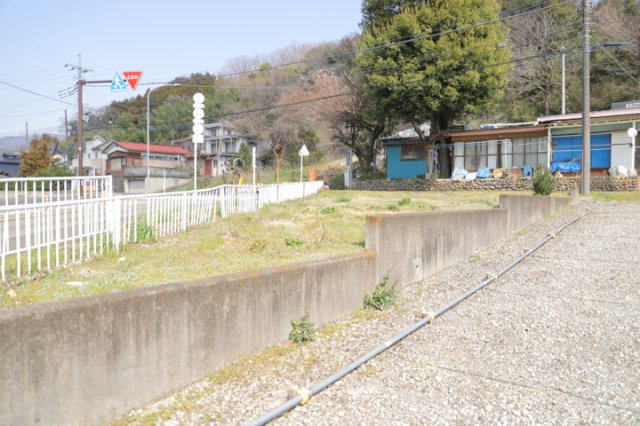 土地の形が極端に長細かったり、狭小地、あるいは道路との高低差がある傾斜地だった場合、後々売ろうとしても買い手がつかない場合もあります。後々、売却することになった時に価値の下がらない土地を選びましょう。